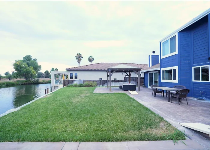 Stunning Waterfront 3Br Retreat - Perfect Getaway