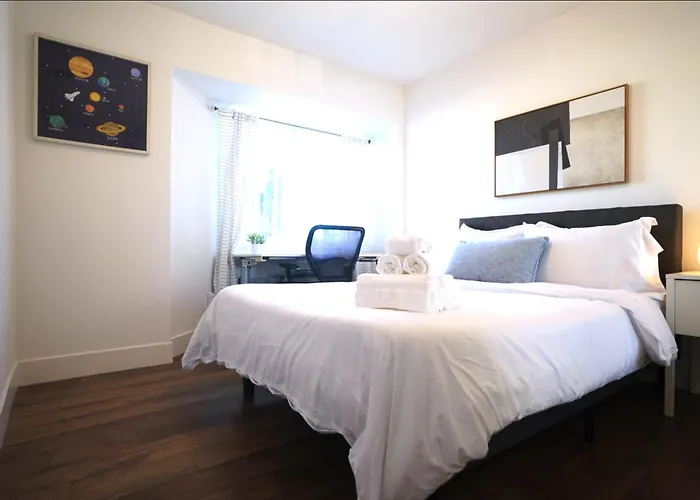 Stunning Waterfront 3Br Retreat - Perfect Getaway