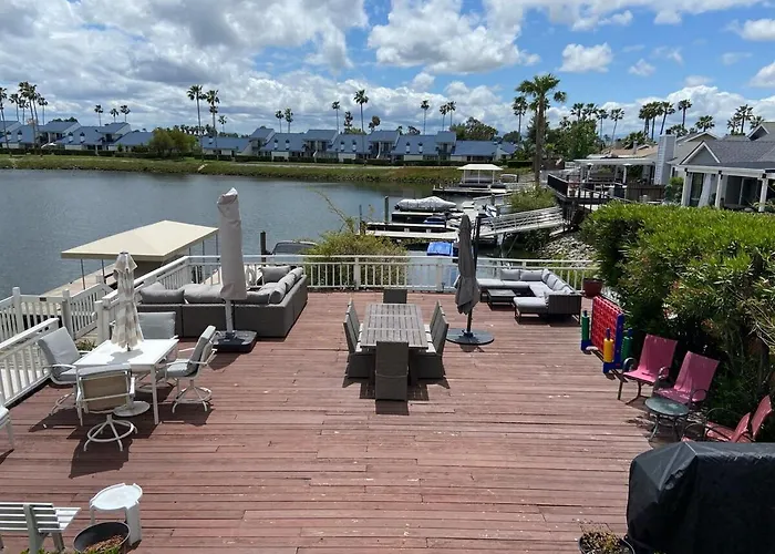 Waterfront Sleeps 6 Near Marina With Hot Tub