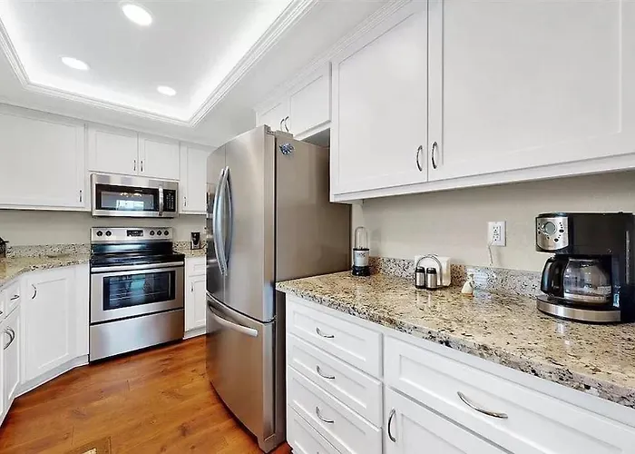 Waterfront Sleeps 6 Near Marina With Hot Tub