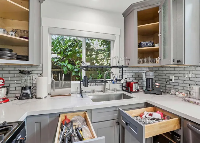 Angie Oasis Yard, Loft & Stocked Kitchen