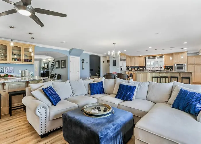 Luxury 5Br Waterfront Getaway | Spa, Gym, Dock - Holiday Home