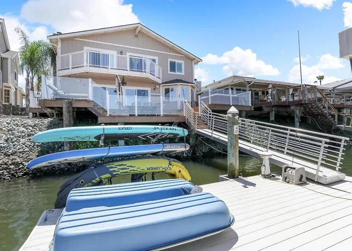 Luxury 5Br Waterfront Getaway | Spa, Gym, Dock - Holiday Home